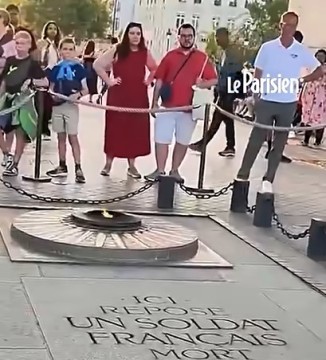 Api monumen Arc de Triomphe. (YouTube @Le Parisien) 
